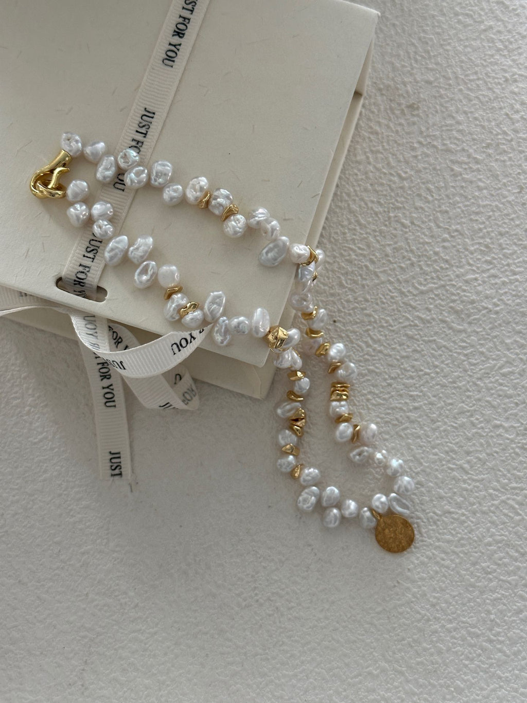 Keshi-Perlenkette mit Goldanhänger