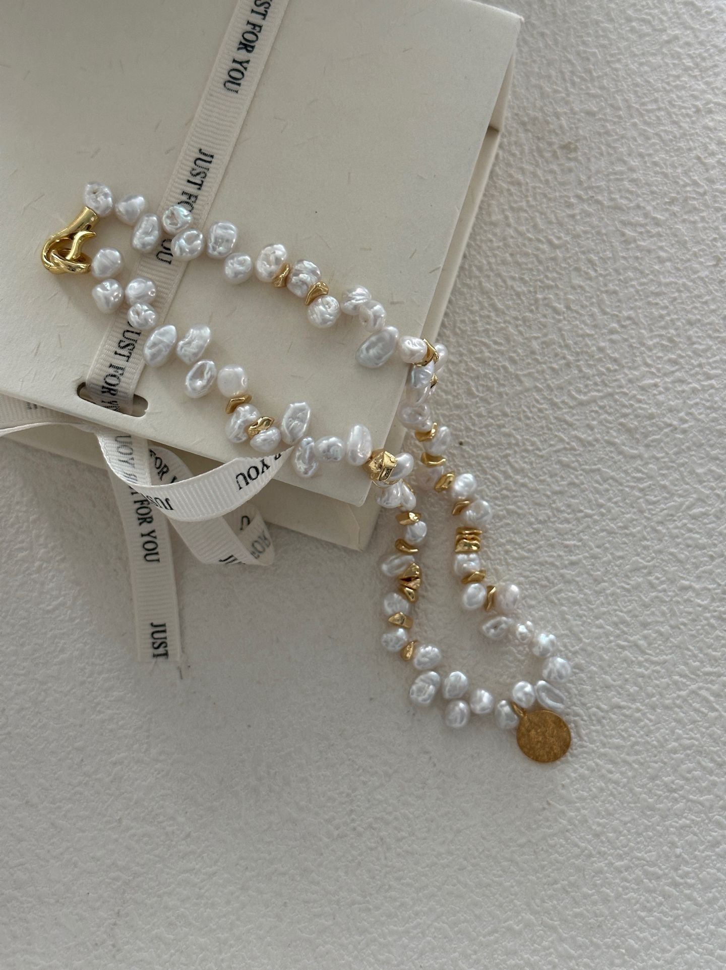 Keshi-Perlenkette mit Goldanhänger