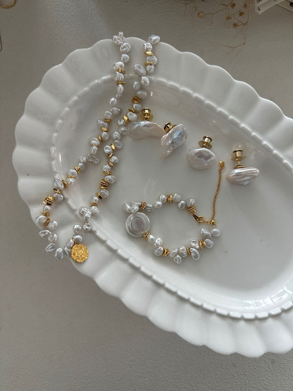 Keshi-Perlenkette mit Goldanhänger