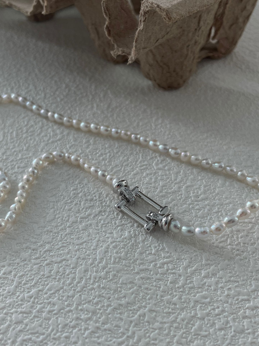 „Layered Wild Charm“ Doppelreihige Edison-Perlen-Halskette aus Sterlingsilber