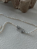 „Layered Wild Charm“ Doppelreihige Edison-Perlen-Halskette aus Sterlingsilber