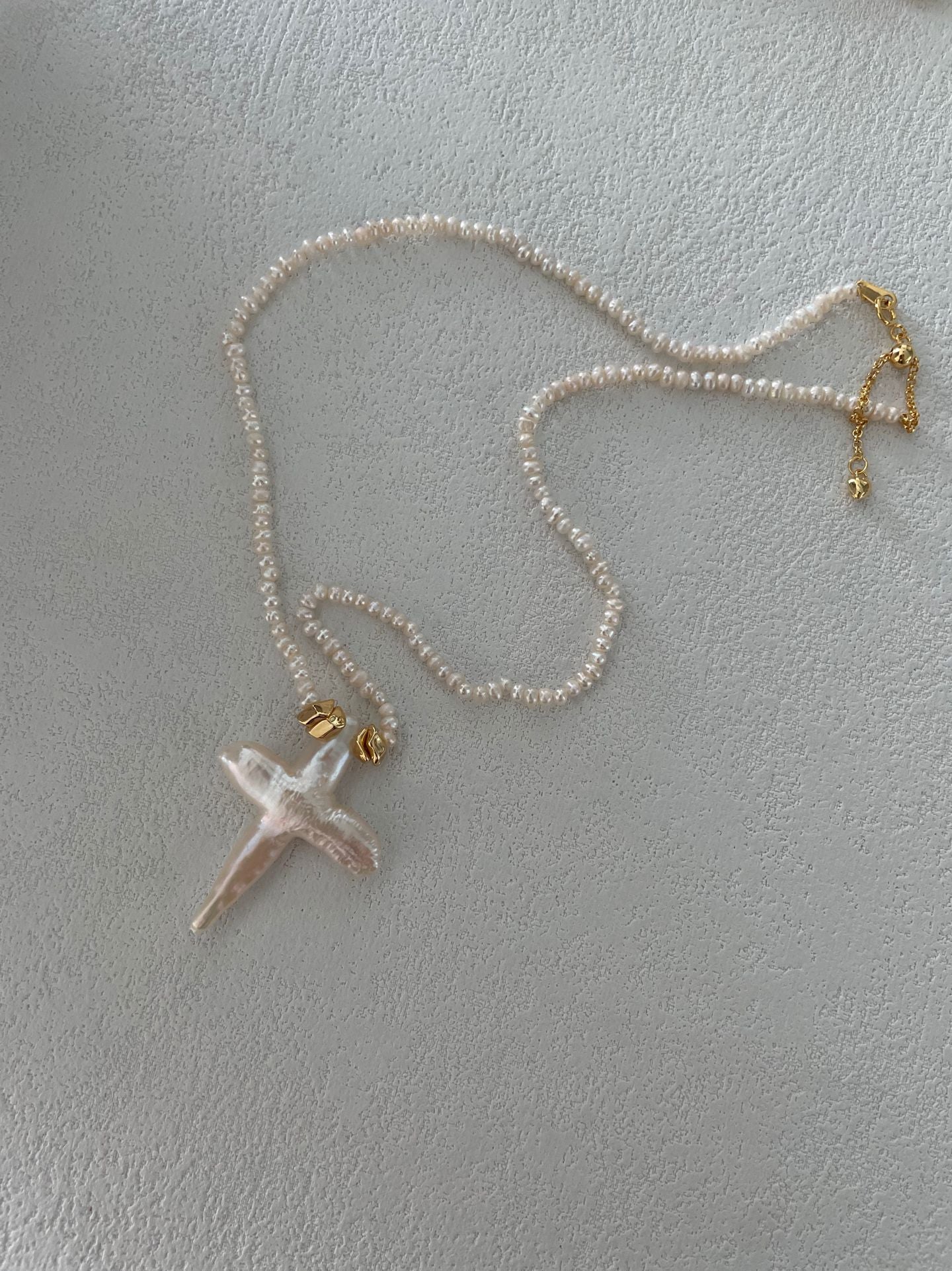 „Cross of Grace“ Barockperlen-Halskette