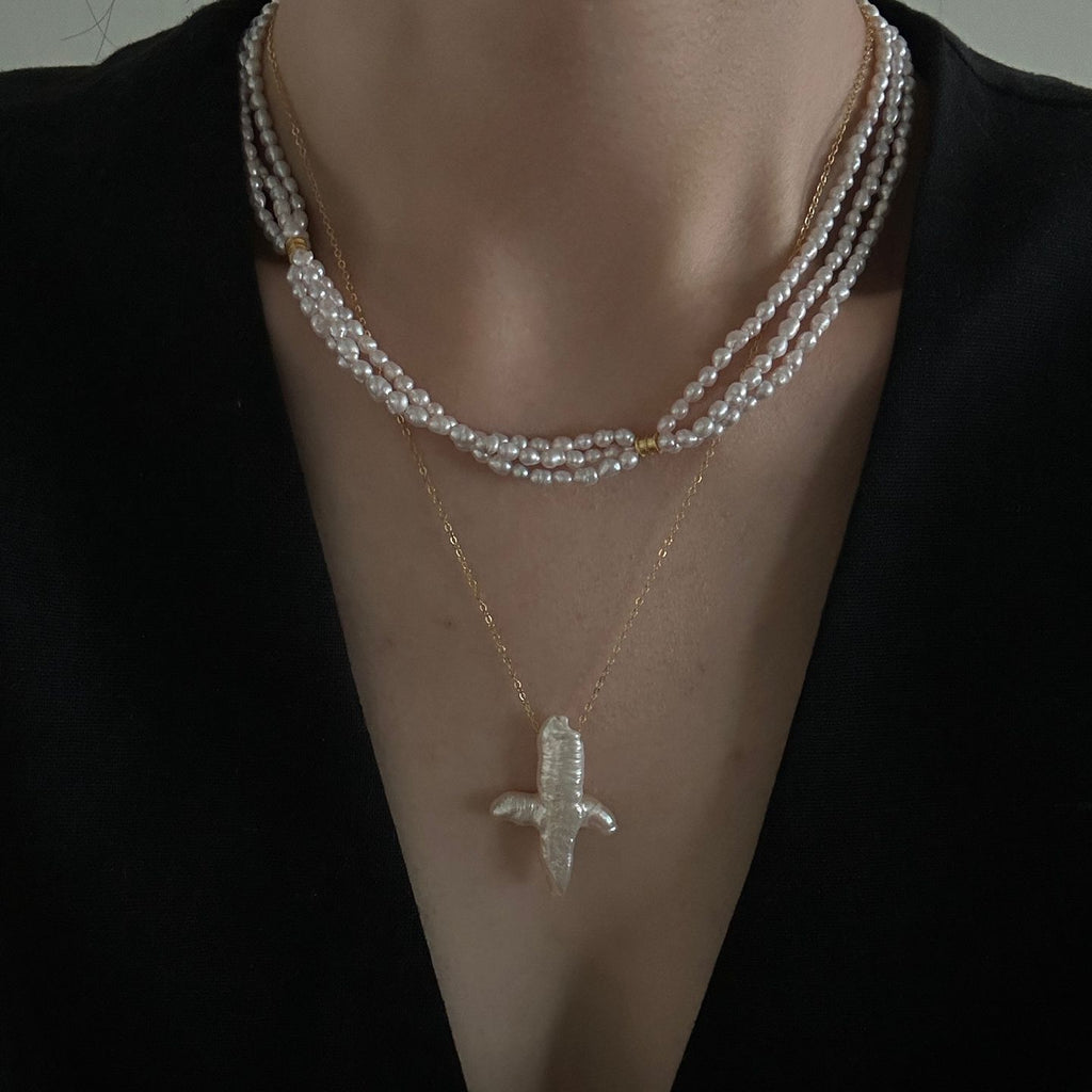 Dreireihige Halskette aus zartrosa Perlen