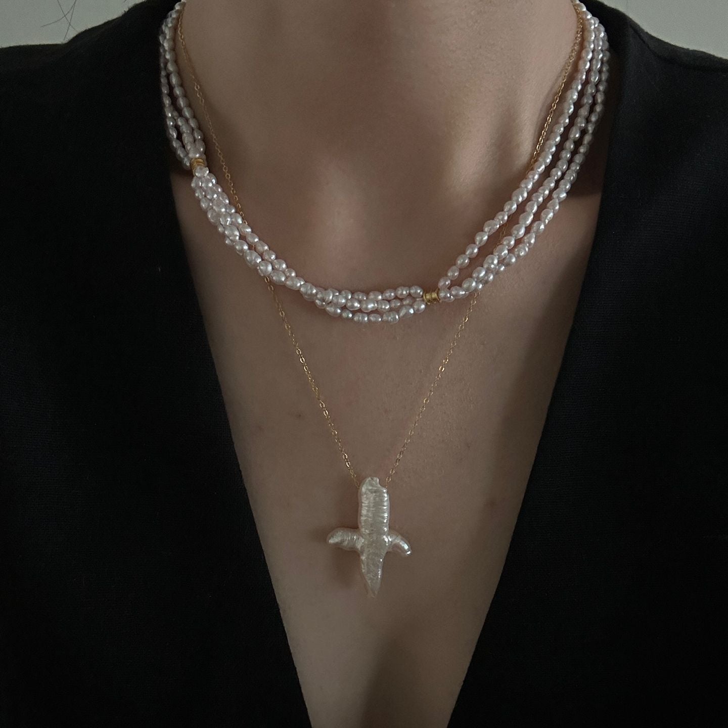 Dreireihige Halskette aus zartrosa Perlen