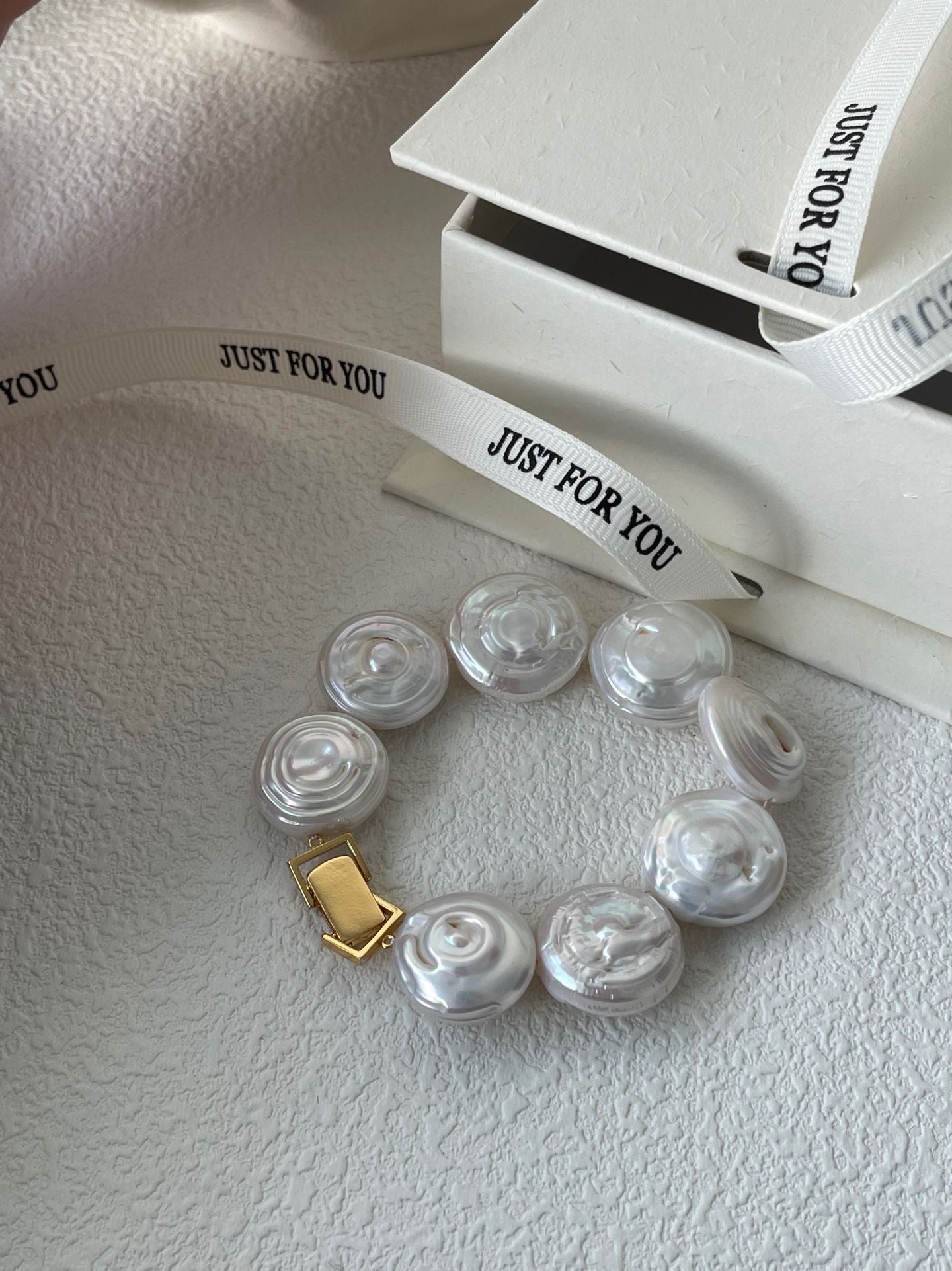 „Roman Holiday“ 18K-vergoldetes Perlenarmband