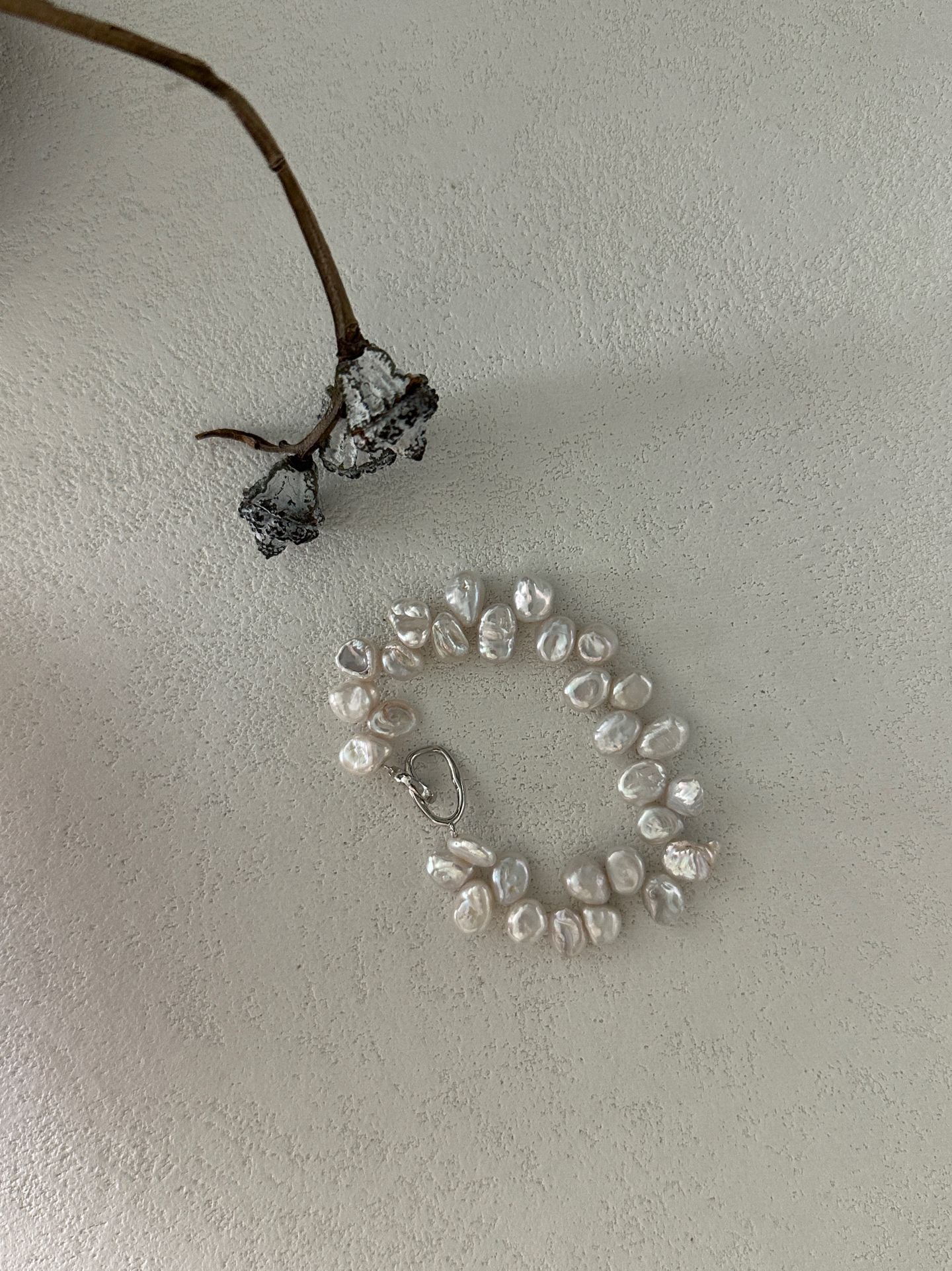 „Wild Pearl Play“ Keshi-Perlen-Armband aus Sterlingsilber
