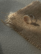 „Petal Glow“ Perlenring aus weißgoldplattiertem Silber — verstellbar