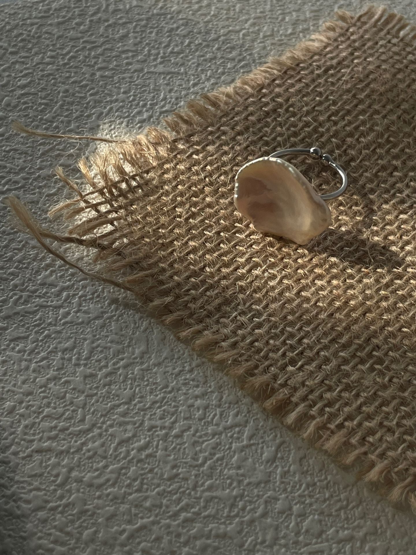 „Petal Glow“ Perlenring aus weißgoldplattiertem Silber — verstellbar