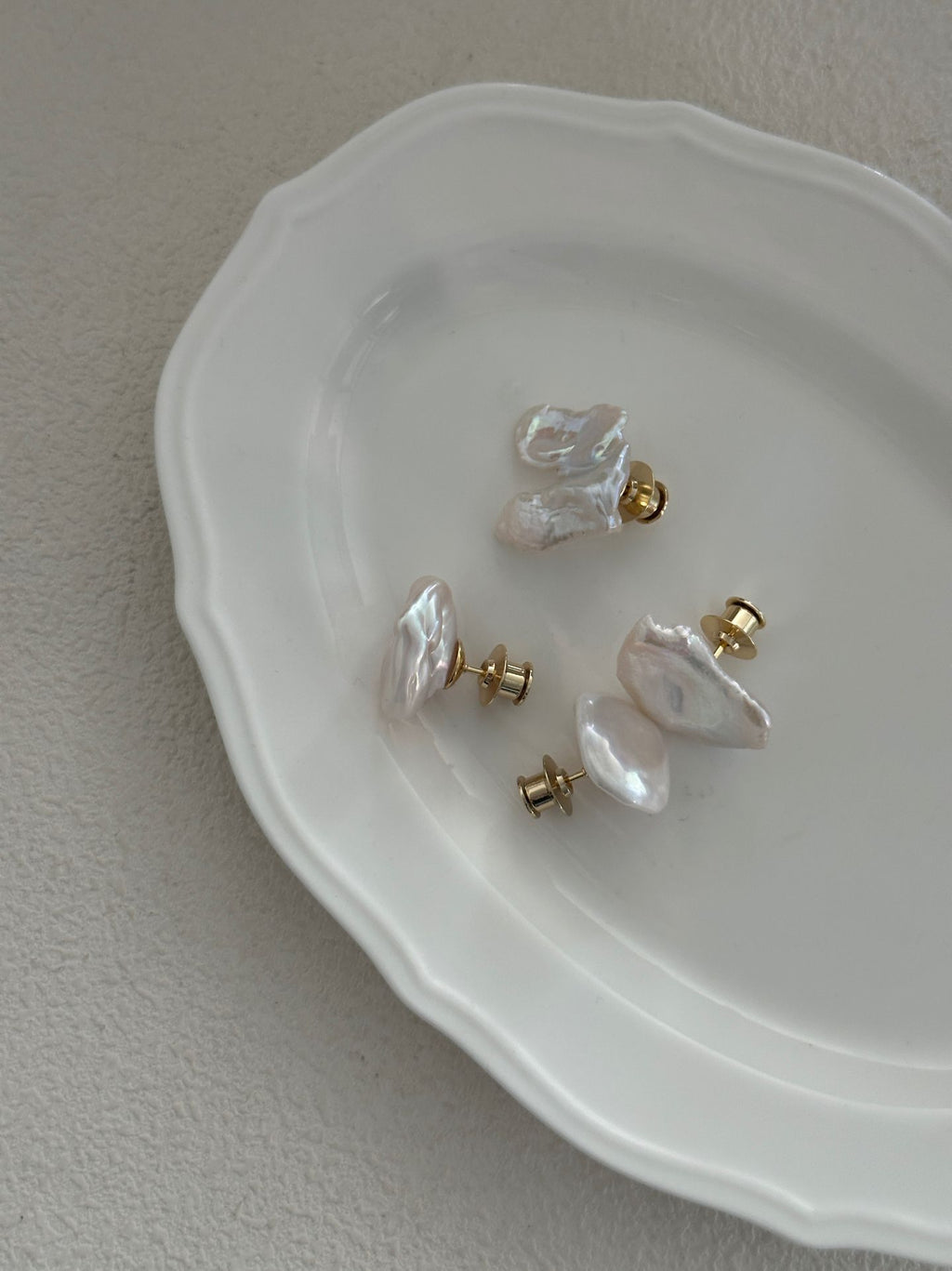 “Baroque Elegance” Gold-Plated Copper Baroque Pearl Brooch