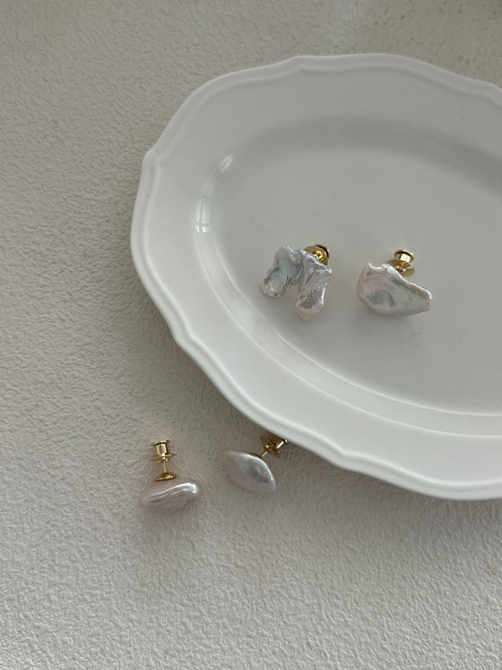 “Baroque Elegance” Gold-Plated Copper Baroque Pearl Brooch