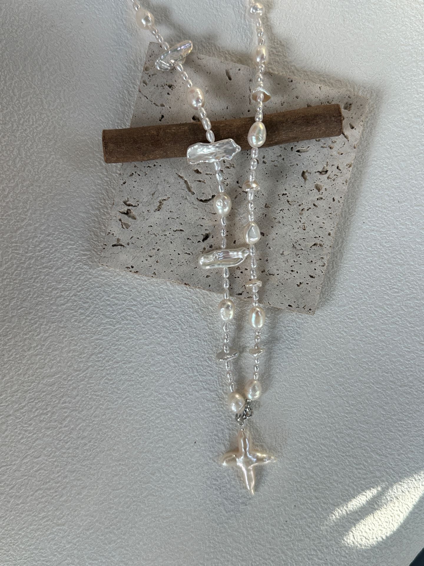 Kreuz- und Barockperlenkette