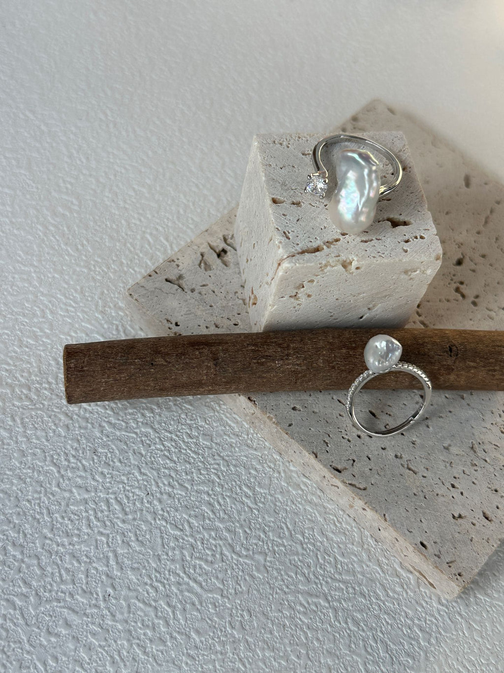 „Silver Mist“ Verstellbarer Ring aus Sterlingsilber mit irisierender blauer Perle