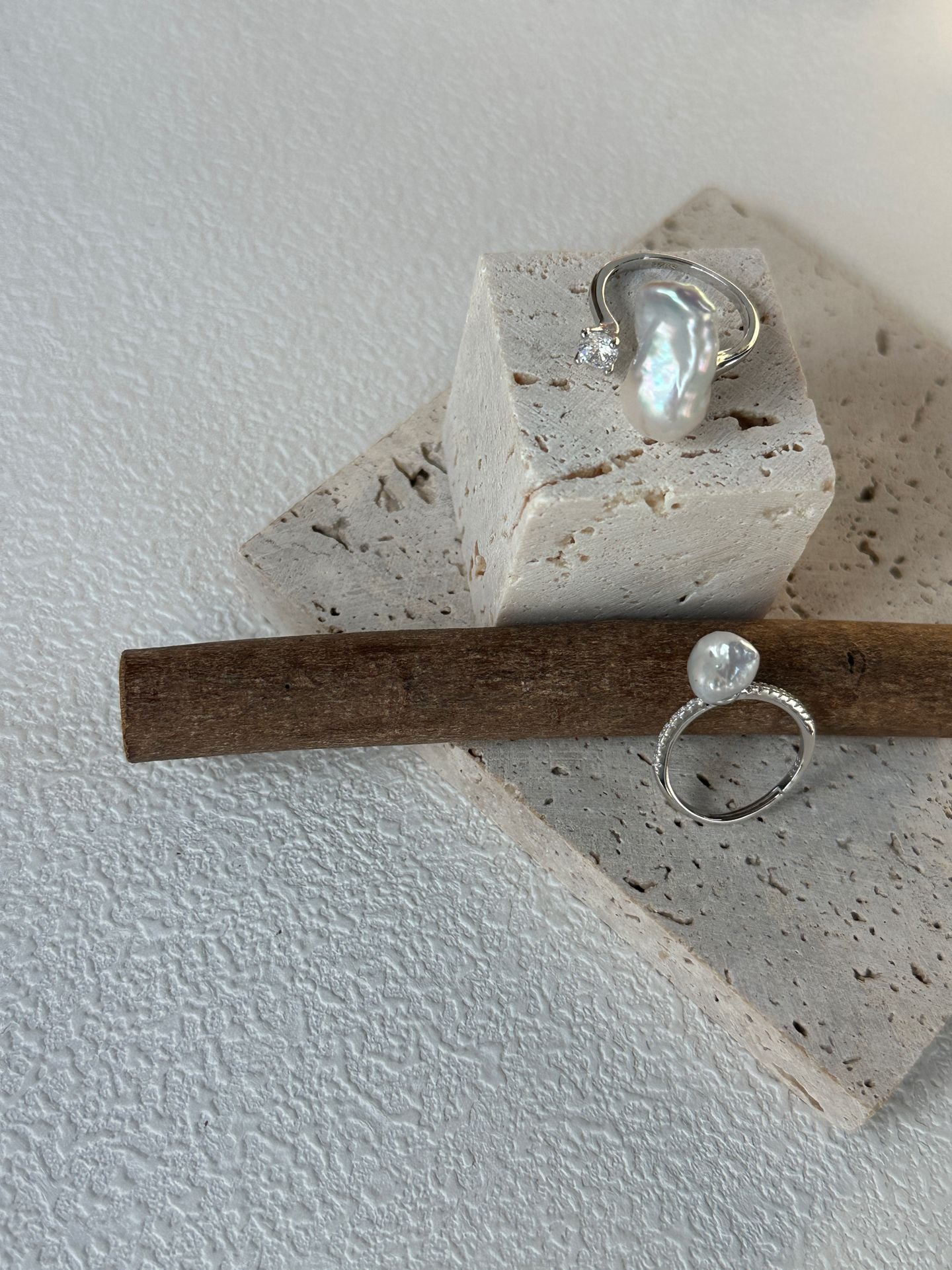 „Silver Mist“ Verstellbarer Ring aus Sterlingsilber mit irisierender blauer Perle