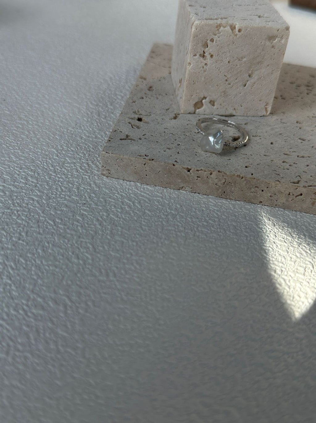 „Silver Mist“ Verstellbarer Ring aus Sterlingsilber mit irisierender blauer Perle