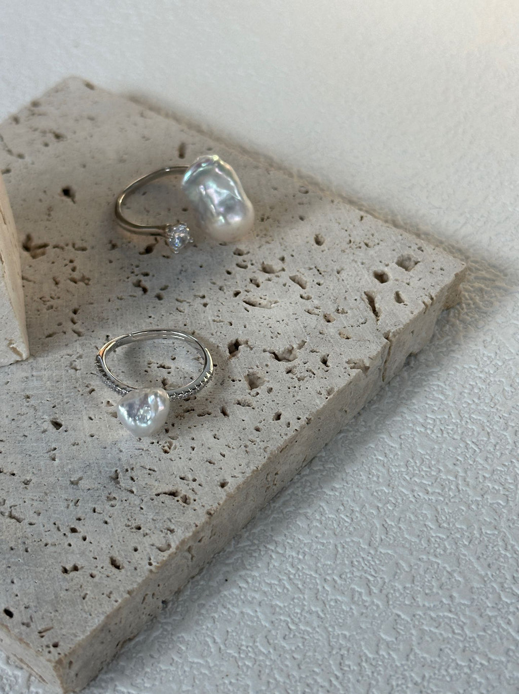 „Silver Mist“ Verstellbarer Ring aus Sterlingsilber mit irisierender blauer Perle