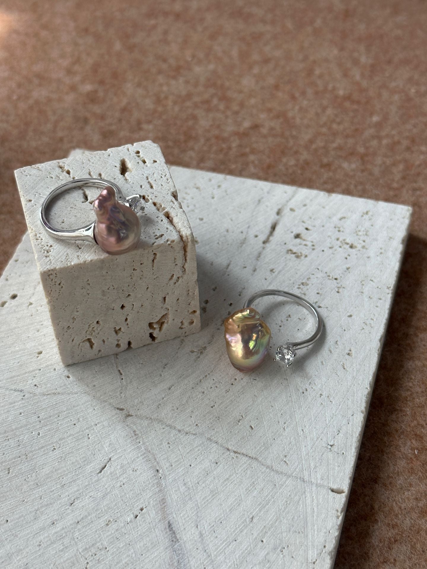 „Iridescent Glow“ verstellbarer Ring aus Sterlingsilber mit Barockperle
