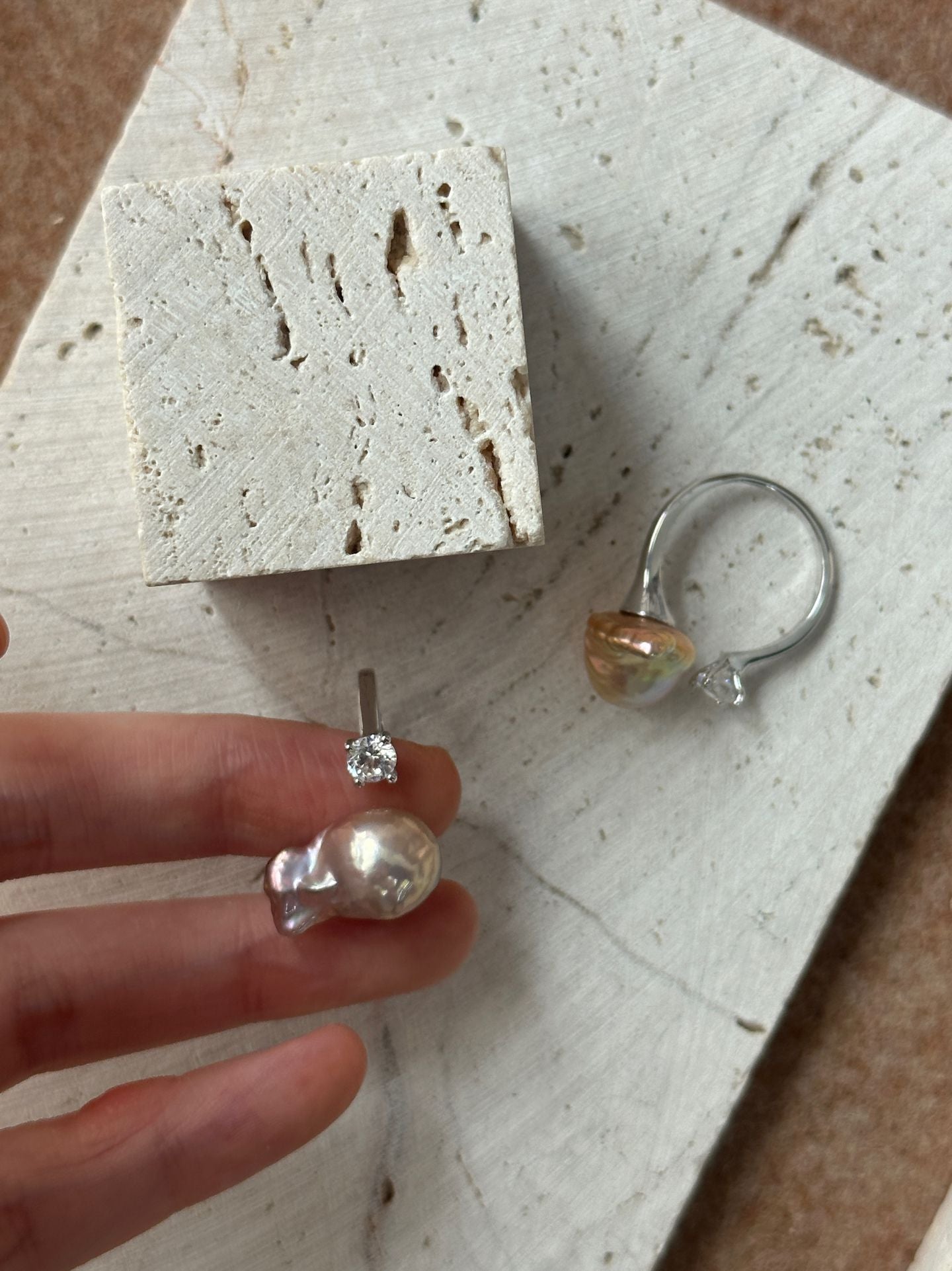 „Iridescent Glow“ verstellbarer Ring aus Sterlingsilber mit Barockperle
