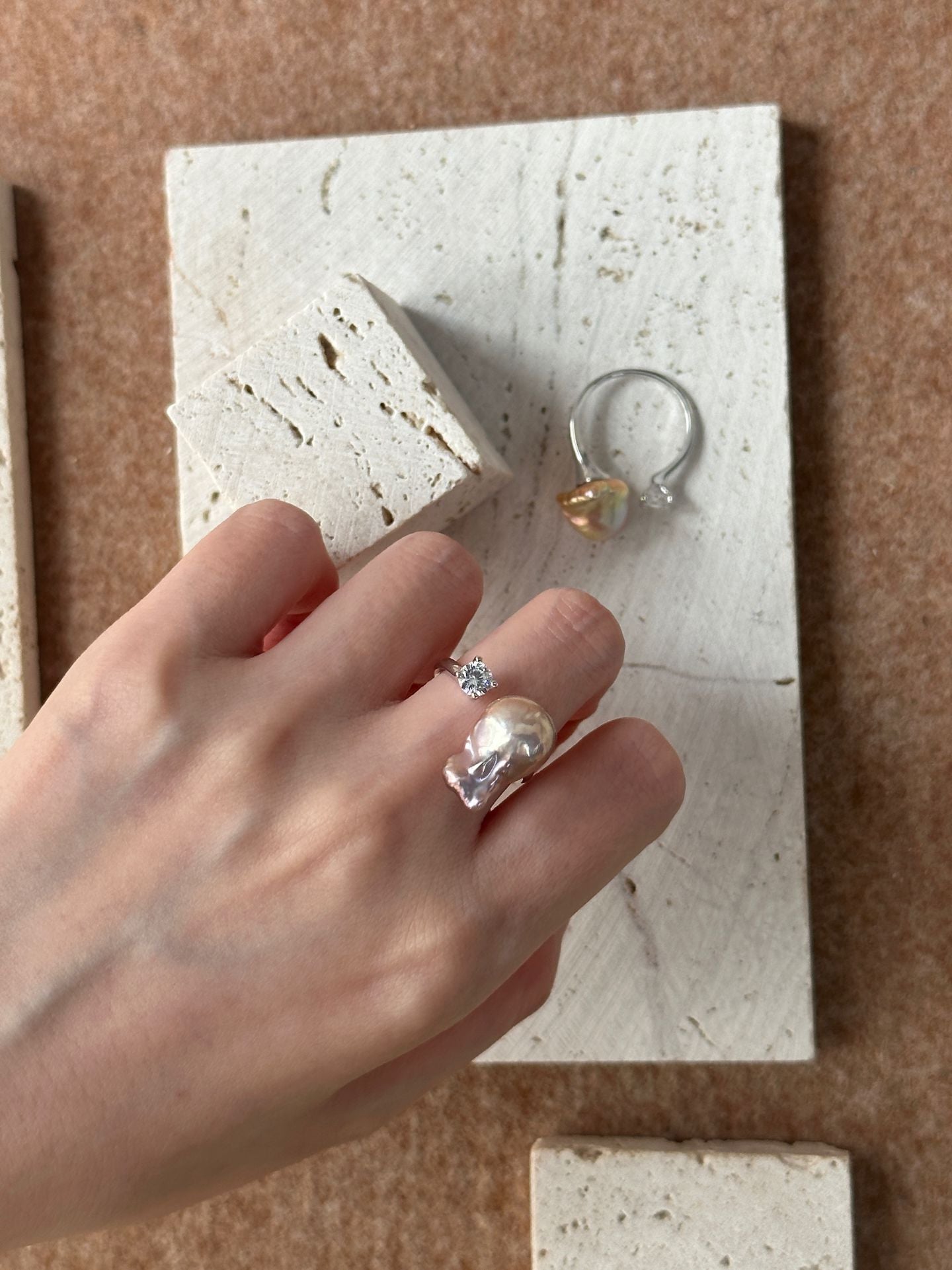 „Iridescent Glow“ verstellbarer Ring aus Sterlingsilber mit Barockperle
