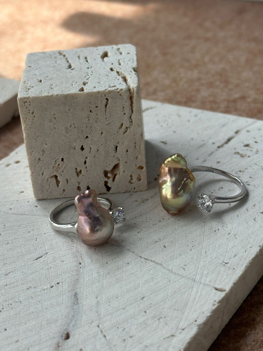 „Iridescent Glow“ verstellbarer Ring aus Sterlingsilber mit Barockperle
