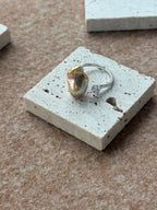 „Iridescent Glow“ verstellbarer Ring aus Sterlingsilber mit Barockperle
