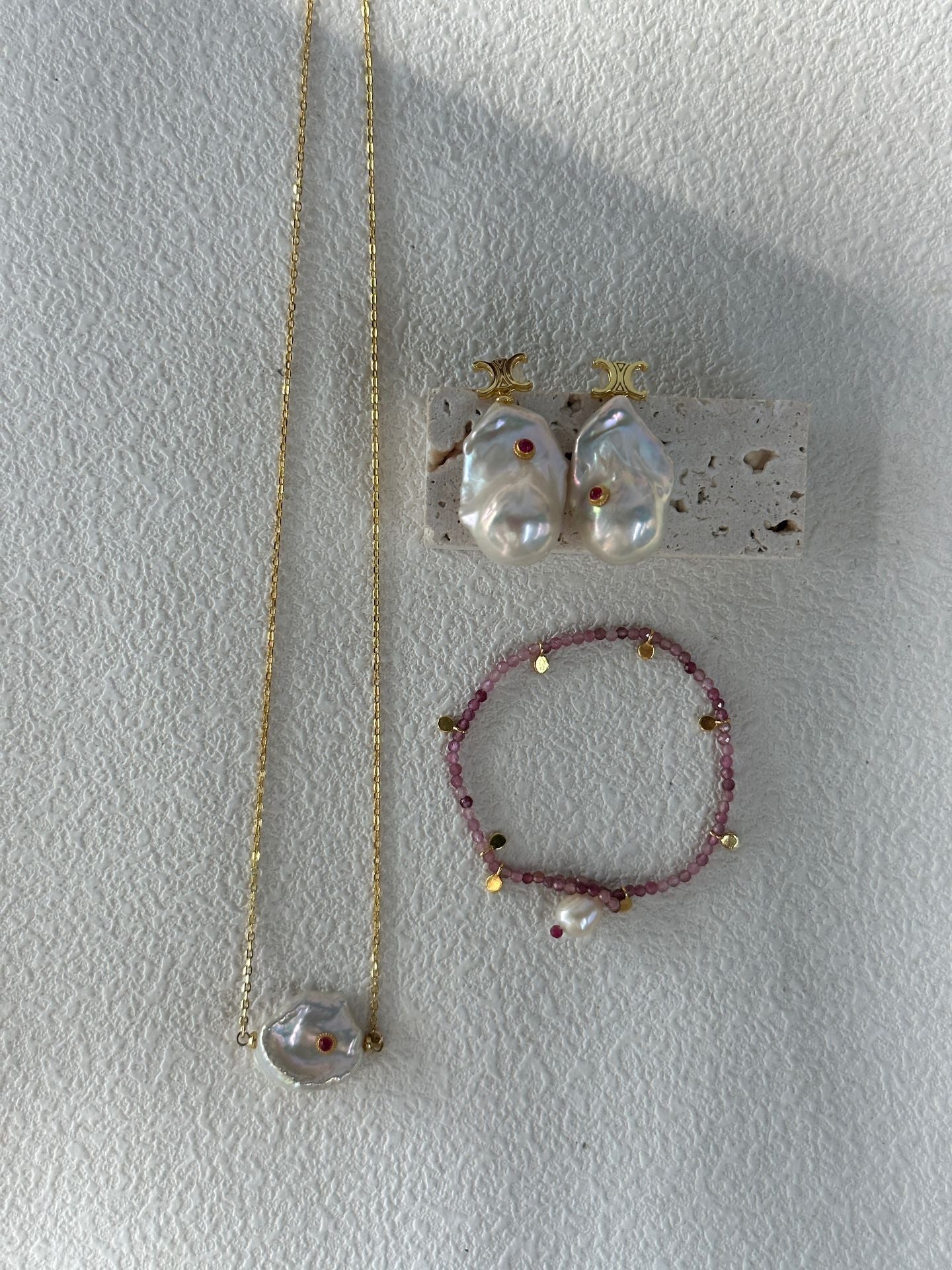 „Red Note Lock“ Perlenkette mit rubinverzierten Blütenperlen