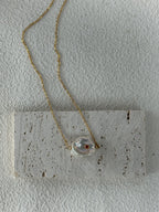 „Red Note Lock“ Perlenkette mit rubinverzierten Blütenperlen