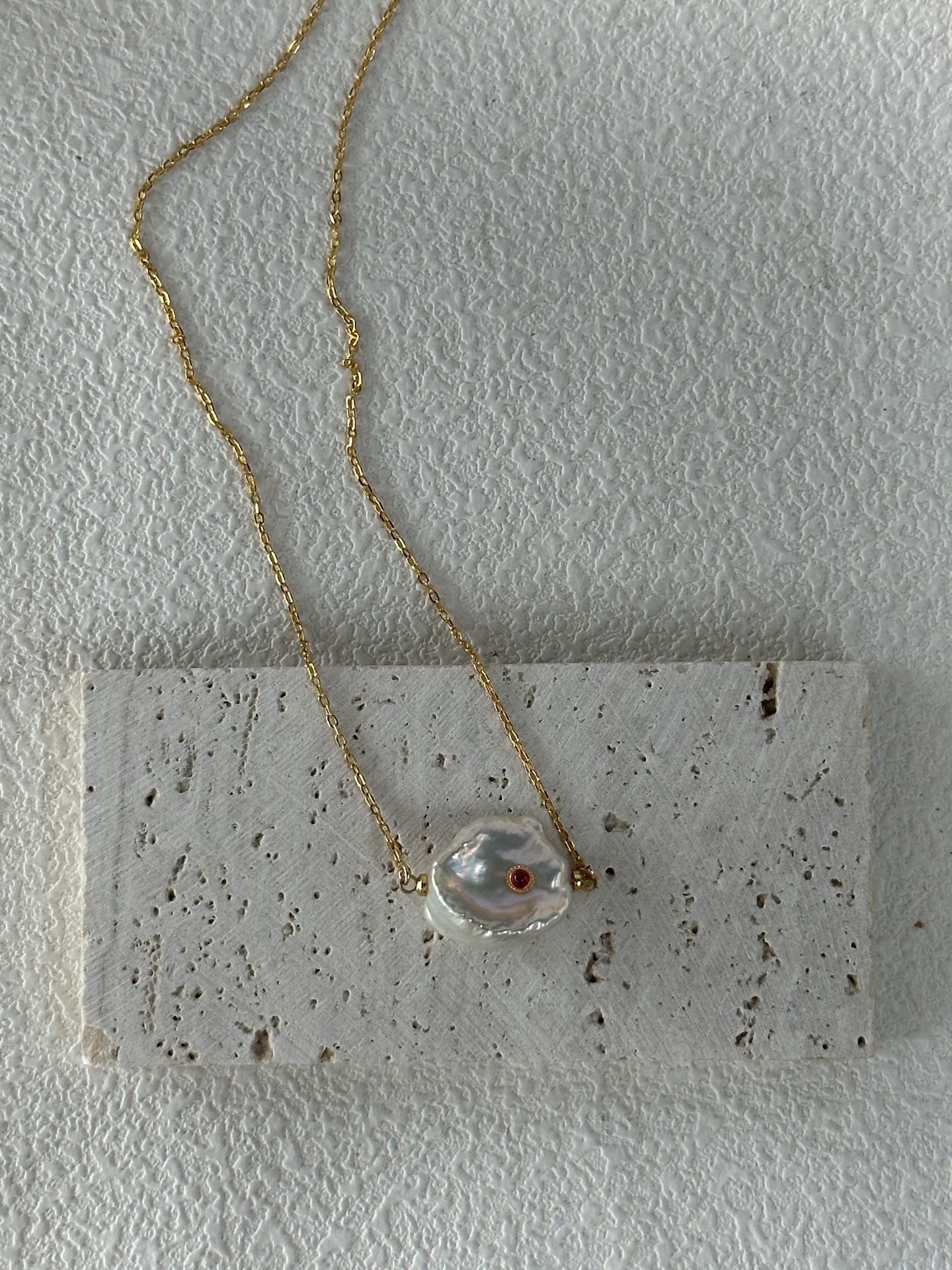 „Red Note Lock“ Perlenkette mit rubinverzierten Blütenperlen