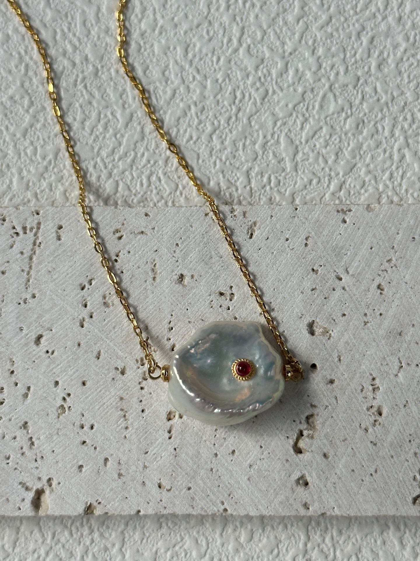 „Red Note Lock“ Perlenkette mit rubinverzierten Blütenperlen