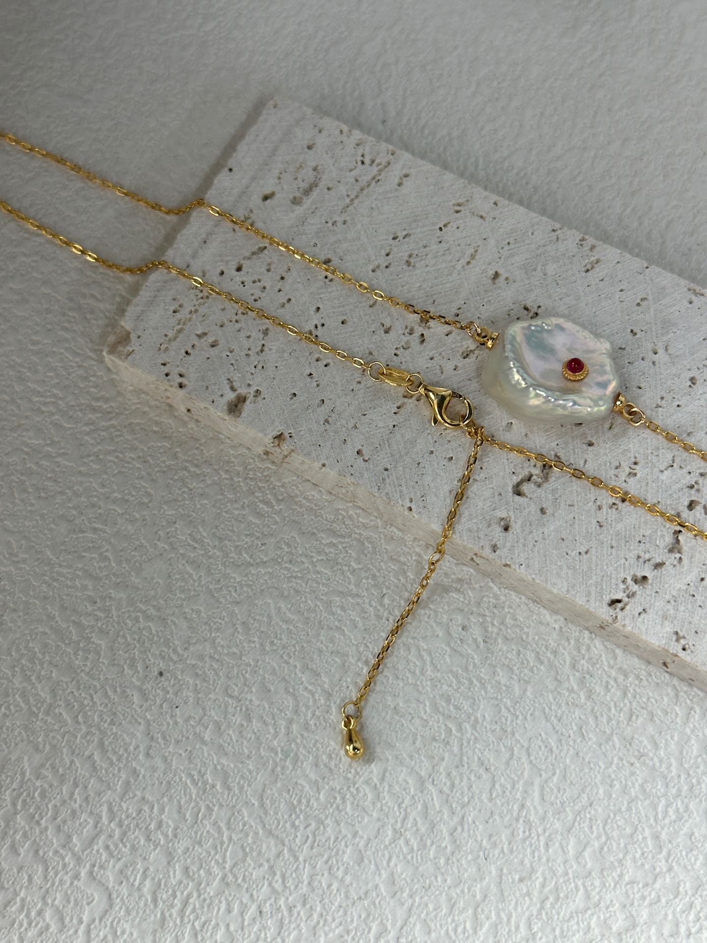 „Red Note Lock“ Perlenkette mit rubinverzierten Blütenperlen