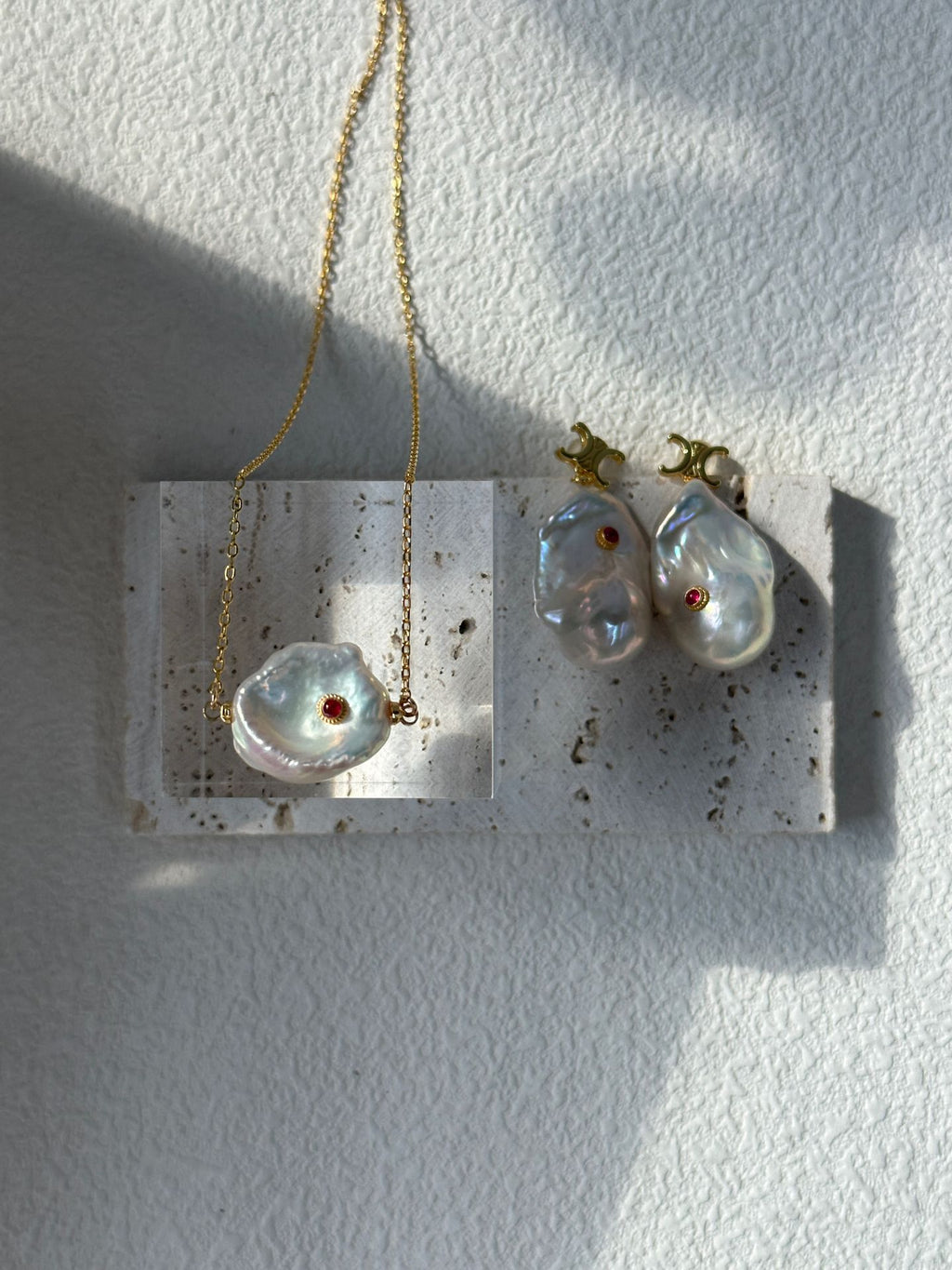 „Red Note Lock“ Perlenkette mit rubinverzierten Blütenperlen