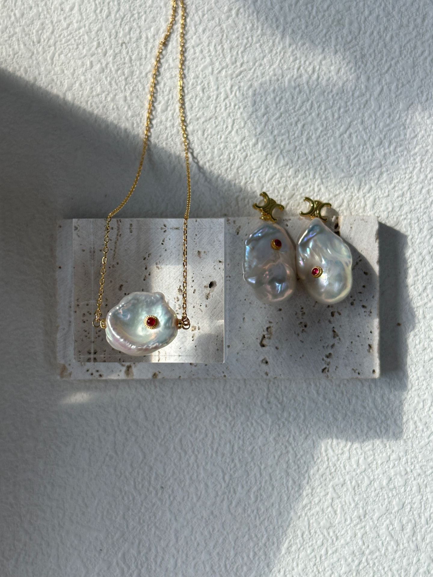 „Red Note Lock“ Perlenkette mit rubinverzierten Blütenperlen