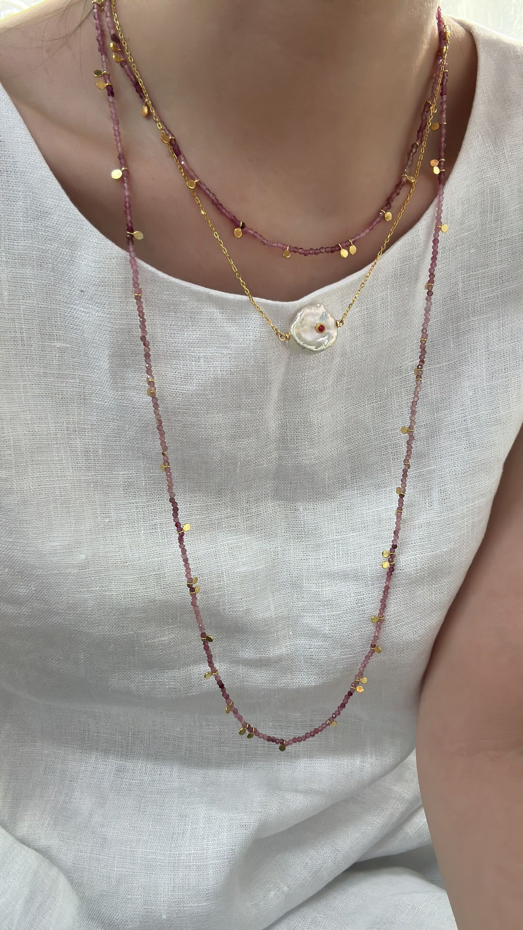 „Red Note Lock“ Perlenkette mit rubinverzierten Blütenperlen