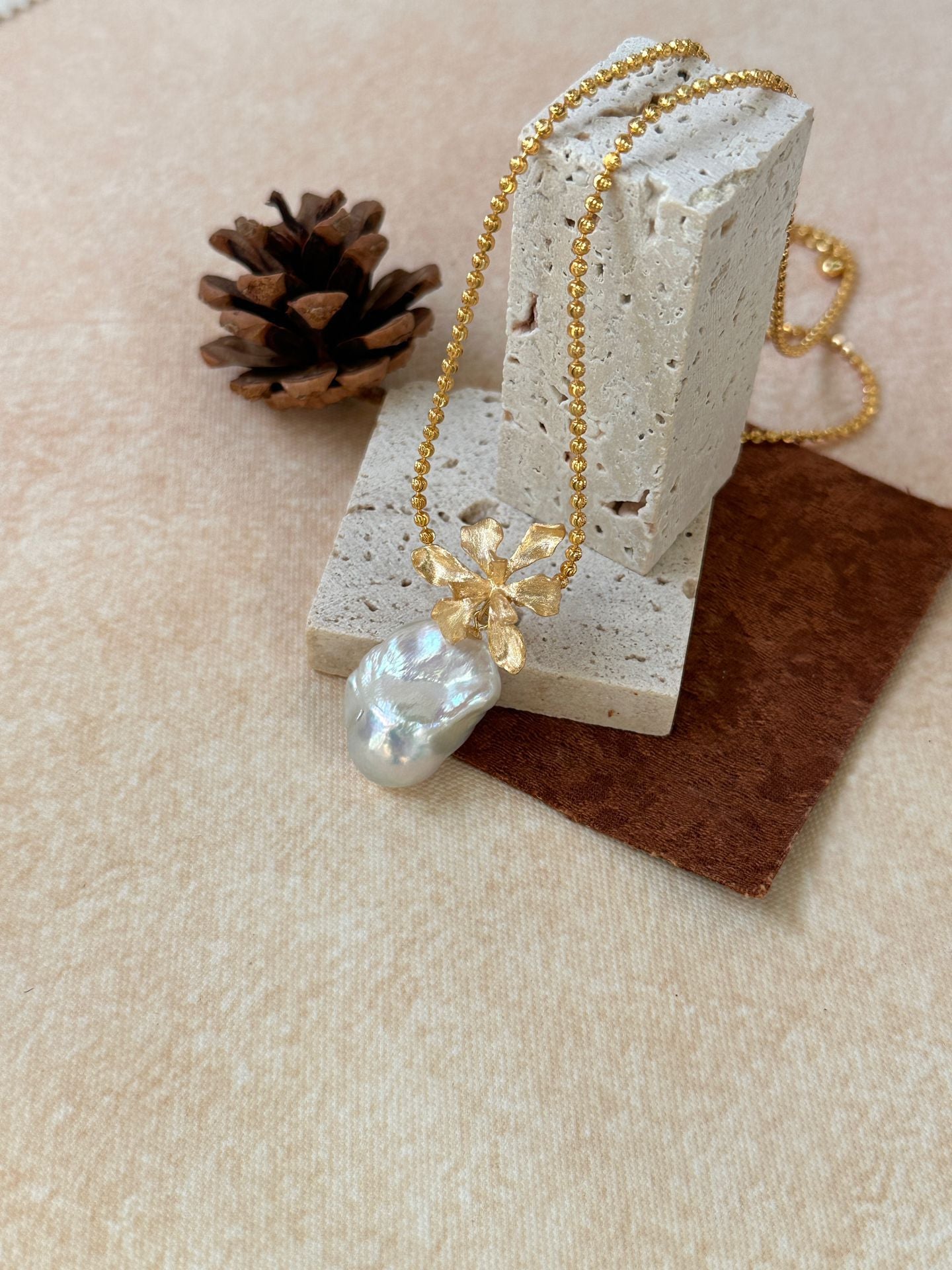 Goldblüten-Halskette