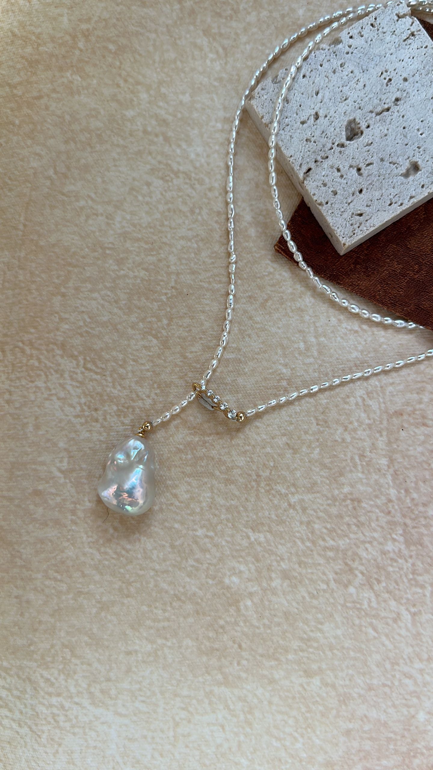 „Y-förmige Diamond Keshi“ lange Halskette