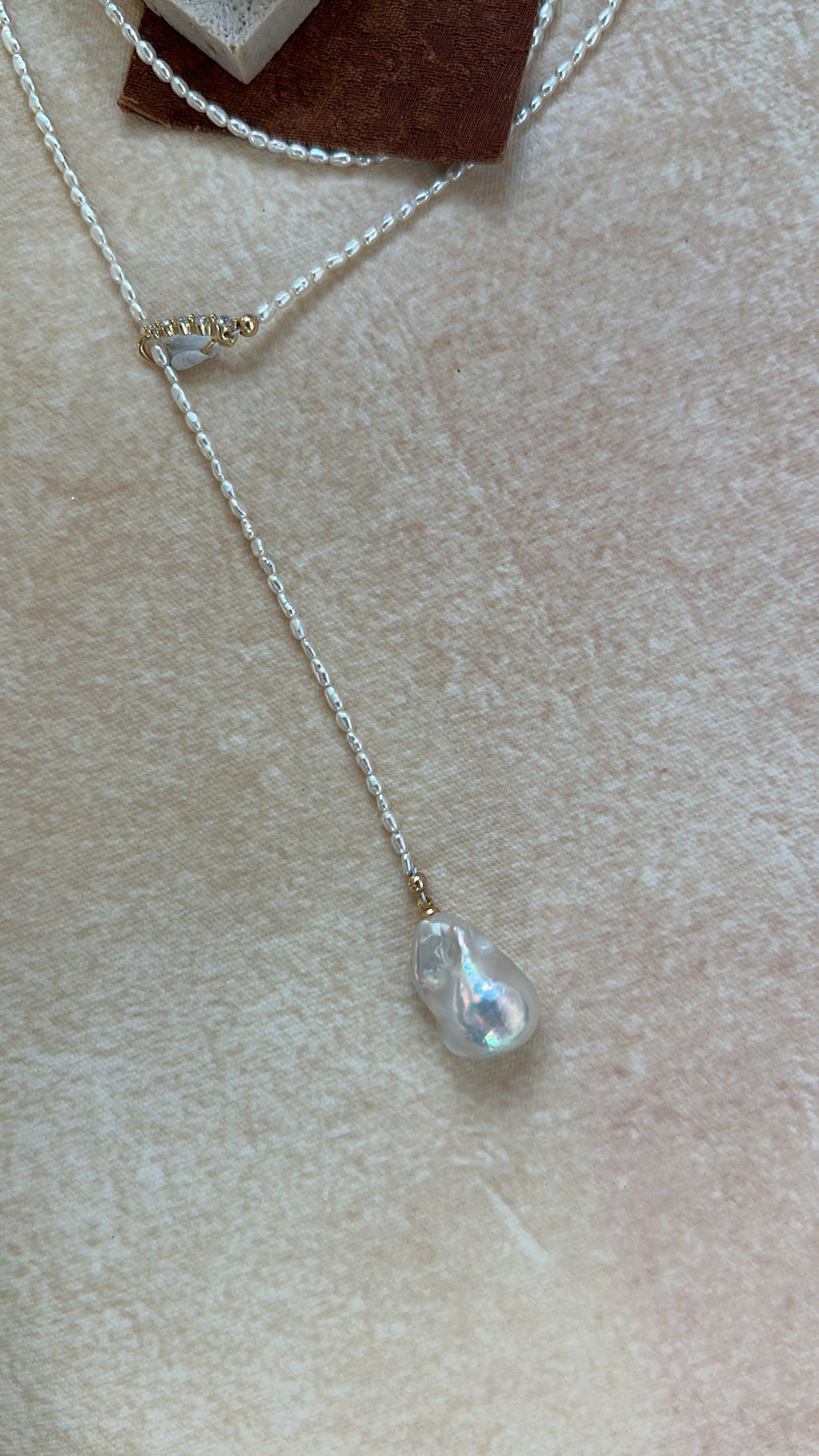 „Y-förmige Diamond Keshi“ lange Halskette