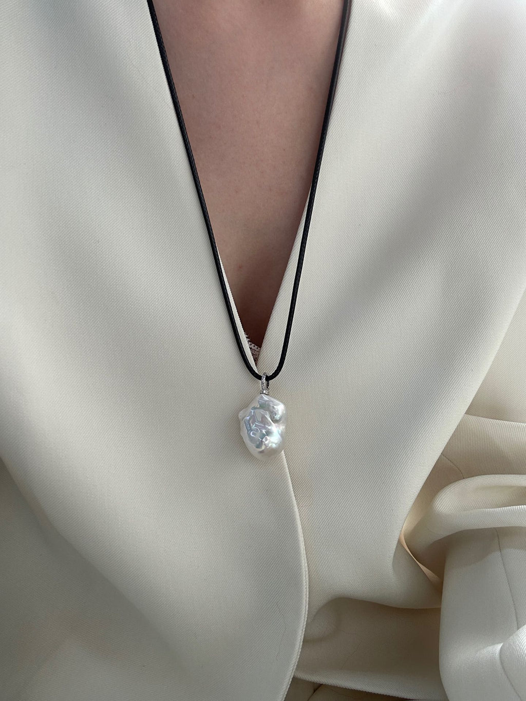 „Leather Baroque Pearl“ Halskette