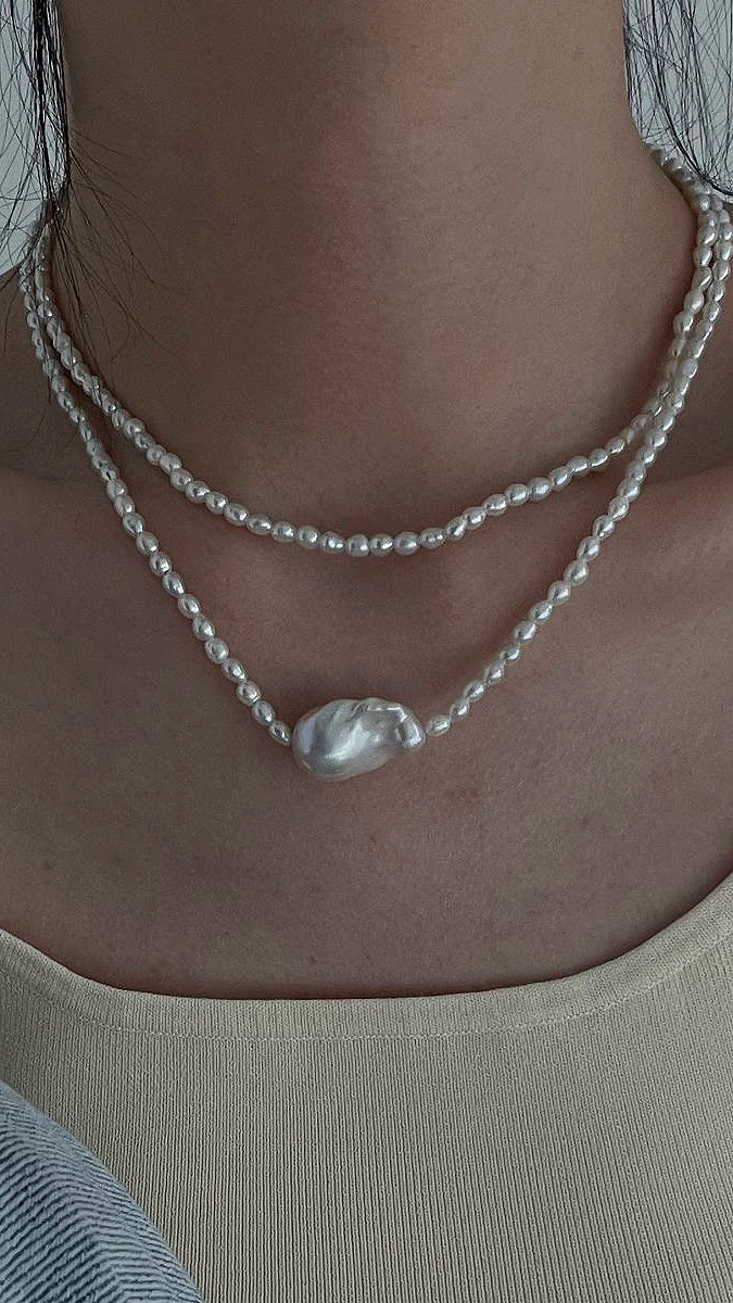 „Layered Wild Charm“ Doppelreihige Edison-Perlen-Halskette aus Sterlingsilber