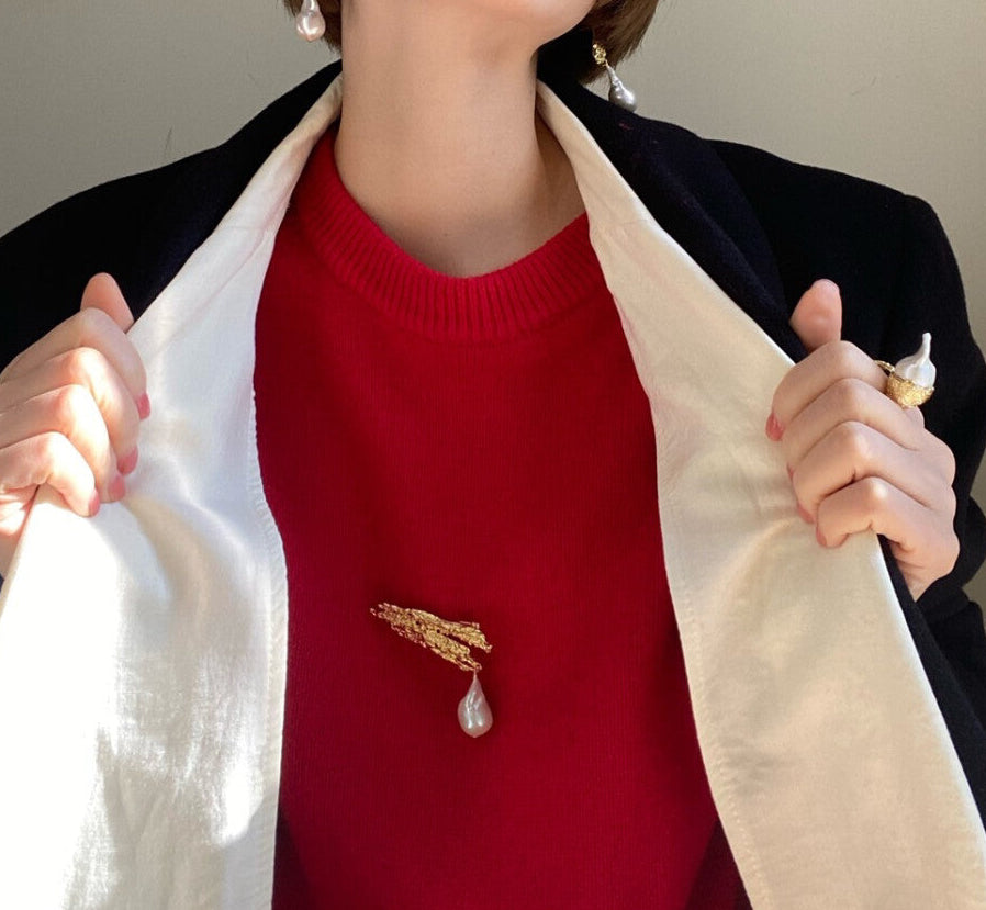 Künstlerische Brosche aus barocken Perlen