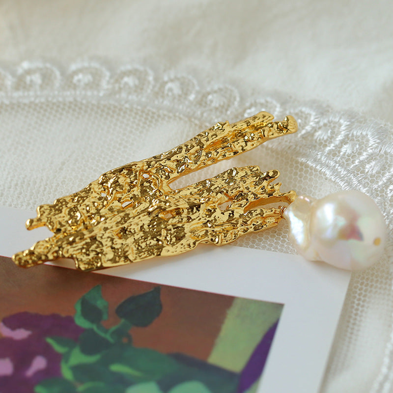 Künstlerische Brosche aus barocken Perlen