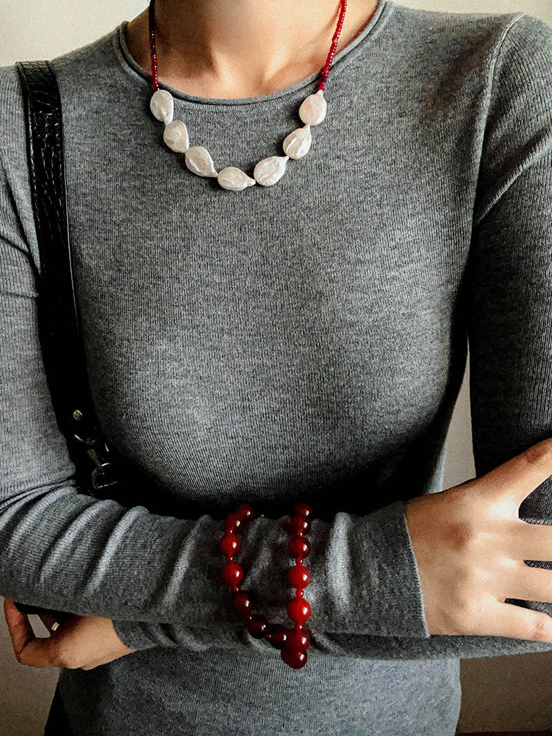 Halskette aus rotem Achat und Barockperle