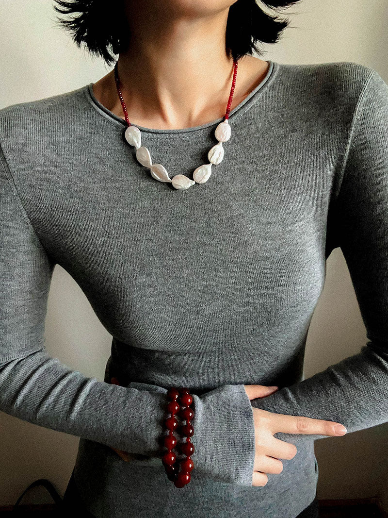 Halskette aus rotem Achat und Barockperle